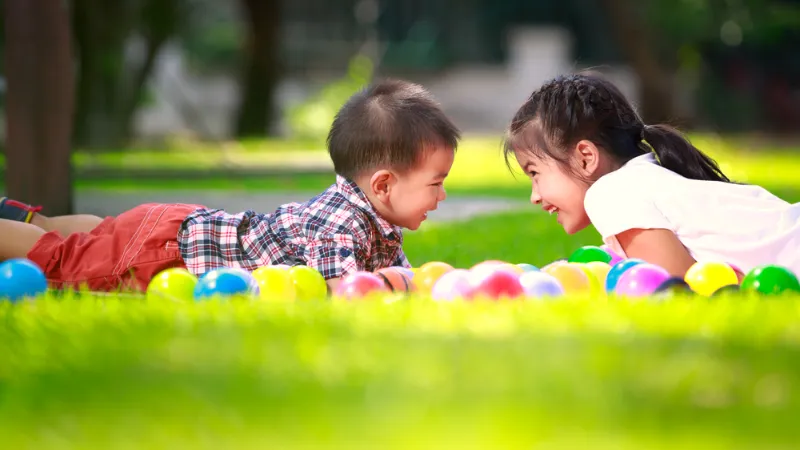 Suka menolong akan membuat si Kecil tumbuh menjadi anak yang memiliki jiwa sosial. 