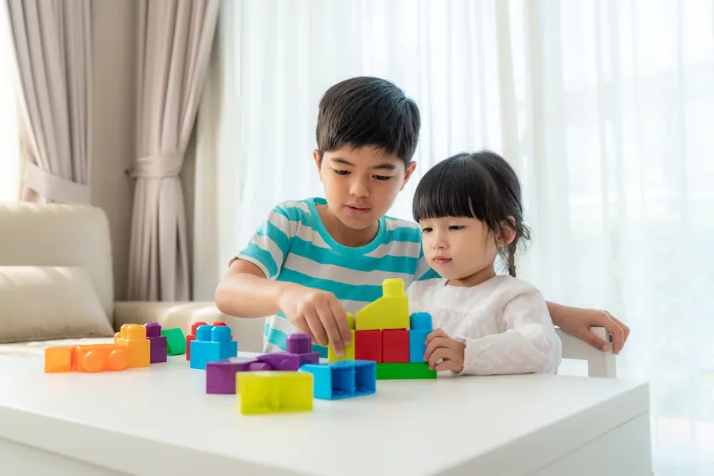 Suka menolong akan melatih kesabaran dalam diri si Kecil, lho.