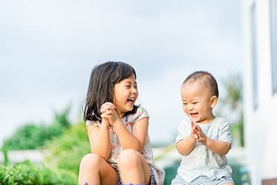 Menyayangi kakak atau adik juga merupakan kewajiban sebagai anak di rumah