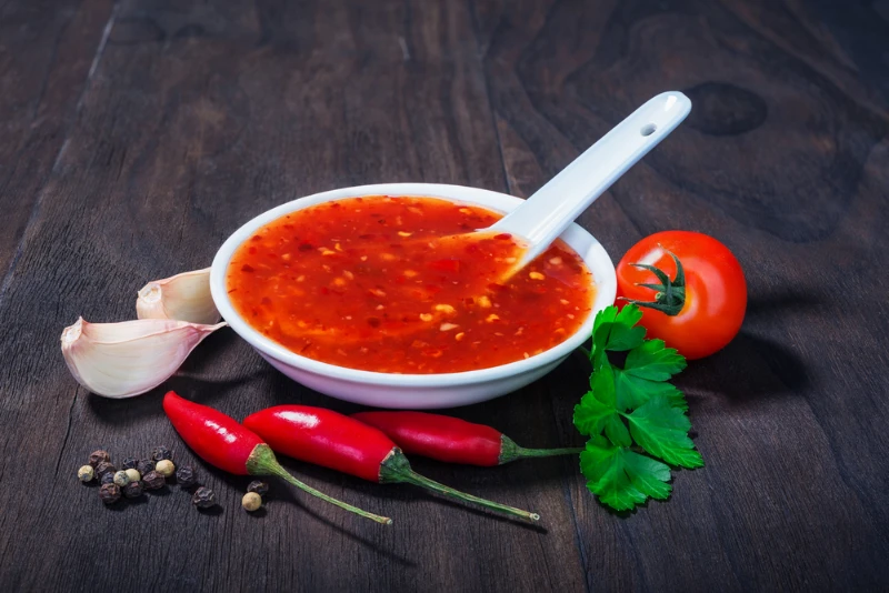 Makanan pedas dianggap sebagai pantangan makanan untuk ibu menyusui. 