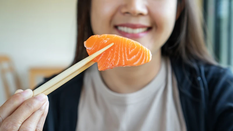 Ibu menyusui harus menghindari makanan mentah.