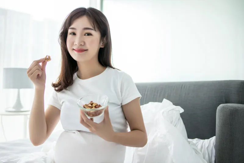 Kacang-kacangan mengandung mineral kalium yang bisa membantu mengurangi kaki bengkak pada ibu hamil. 